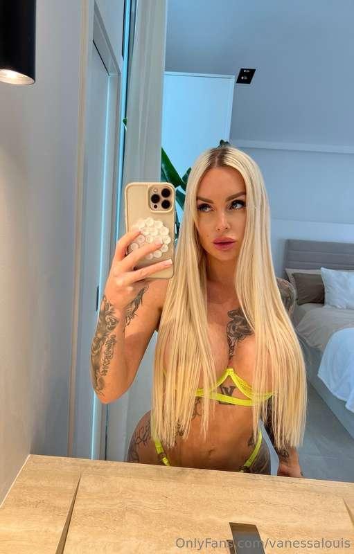 Who doesn't love a cheeky lil mirror selfie? 😜