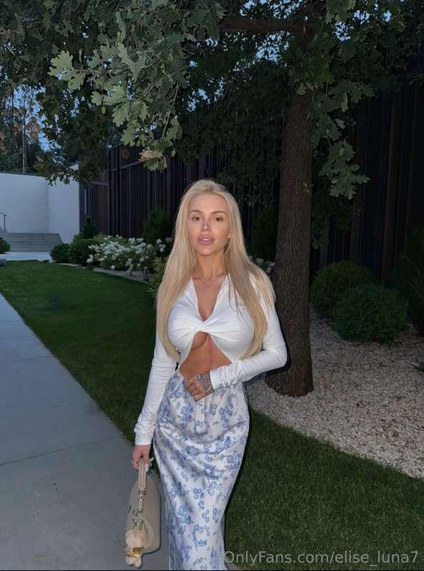 Weekend starts here — and I’m already dressed to tease you 😈