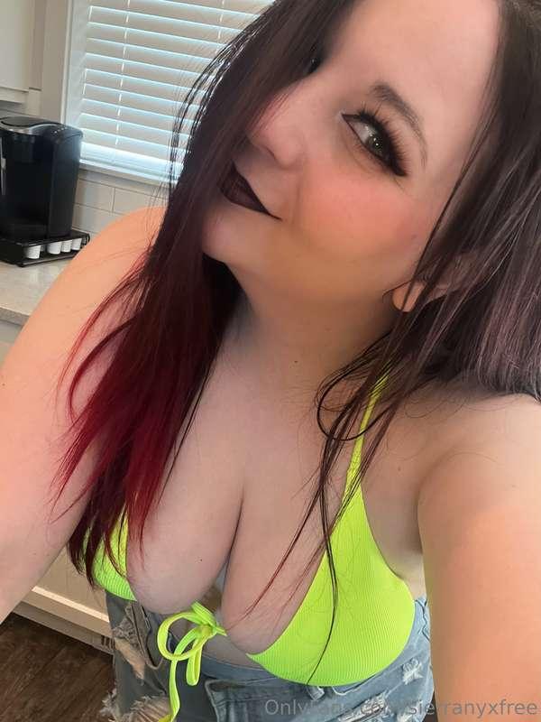 Let’s go to the beach babe 😍🤭