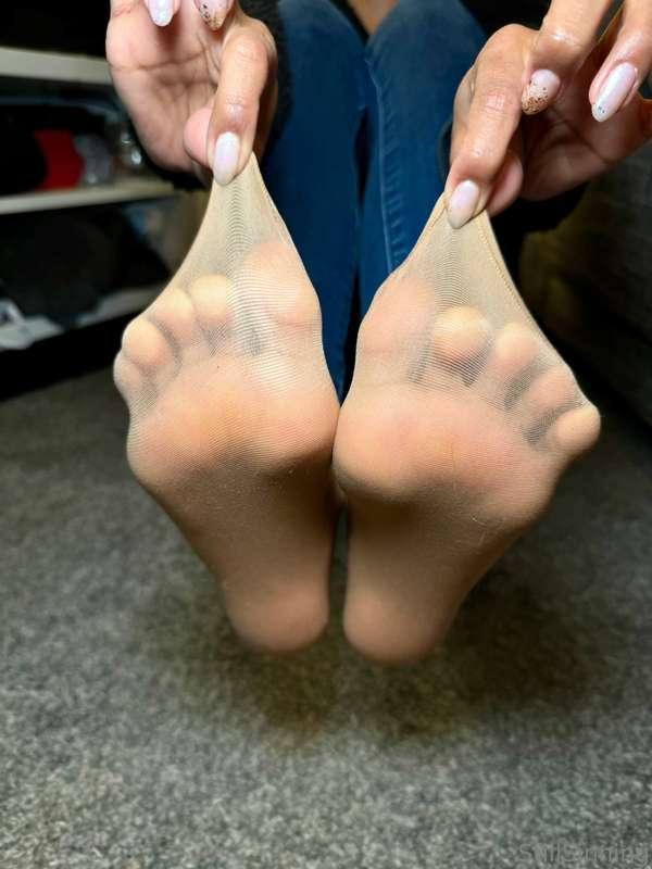 Suck my toes, foot boy 💦😏 I will do a live stream next Thurs..