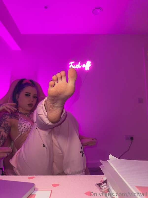 I know you want a sniff 🦶🏼