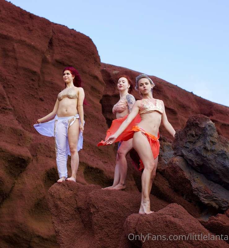 🏜 Rock goddess 🏜
@toychloe @evaray