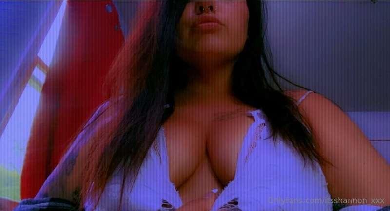 happy Friday my freaky fucks 🖤 should we do a live tonight?!..