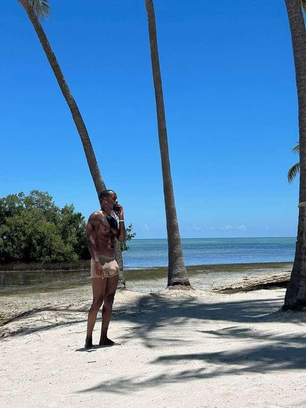 Something is causing havoc on the beach 😝😝😝