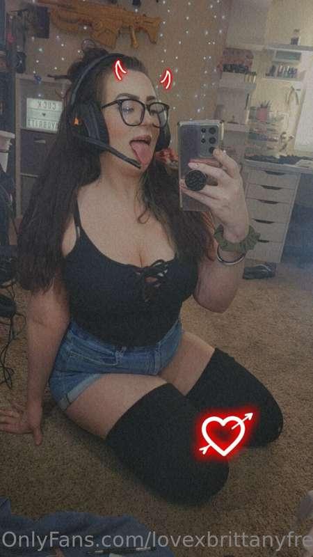 Live on twitch for a bit, then kick.

Twitch.tv/ayobrittany
..