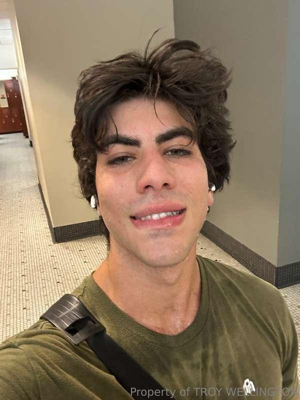 sweat's dripping just like your jaw when you saw me 😏