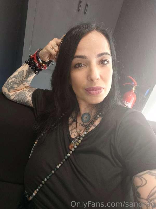 Hoy es sábado y estoy aquí, Conectada y lista para charlar y..