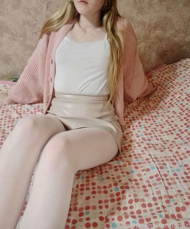 I love white 🤍

❀ #petite #paleskin #teen #young  #barelylegal #feet #footfetish #skirt #pantyhose #nylon #nylonfetish ❀