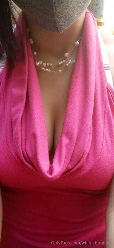 Beautiful neckline!🐰🐰