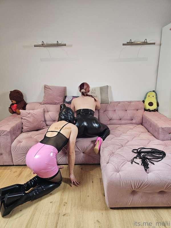 Ich lasse meinen Sissysklaven meinen Lackleggings Arsch able..