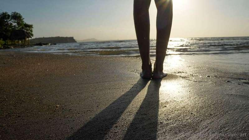 I want to intertwine my feet in the sand of the beach, do we..