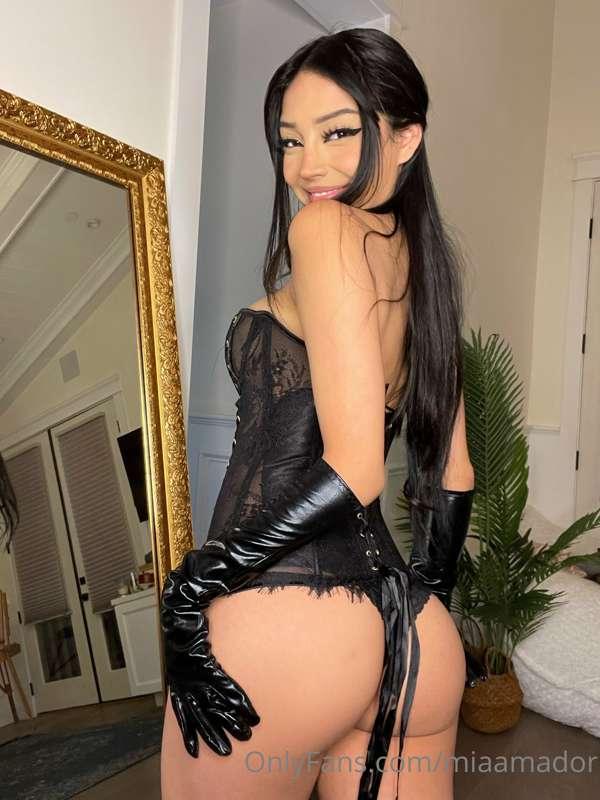 who likes corsets?