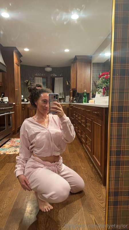 Meet me on the floor 😏 