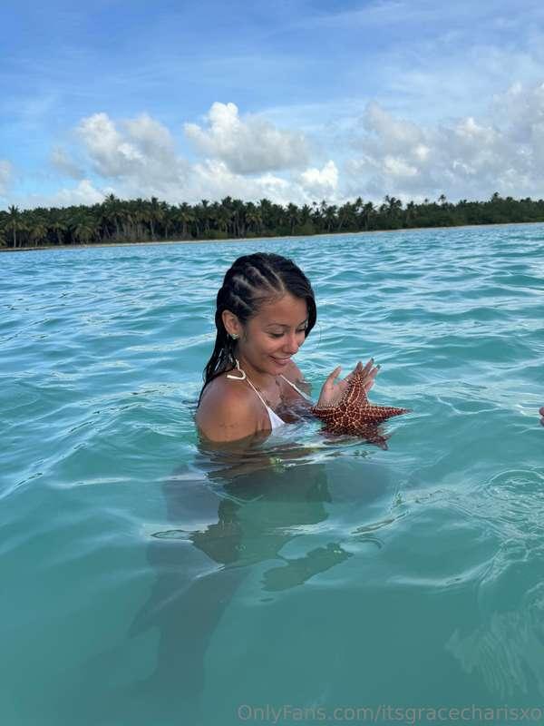 Playing with starfish while turning up the heat 🌞🔥