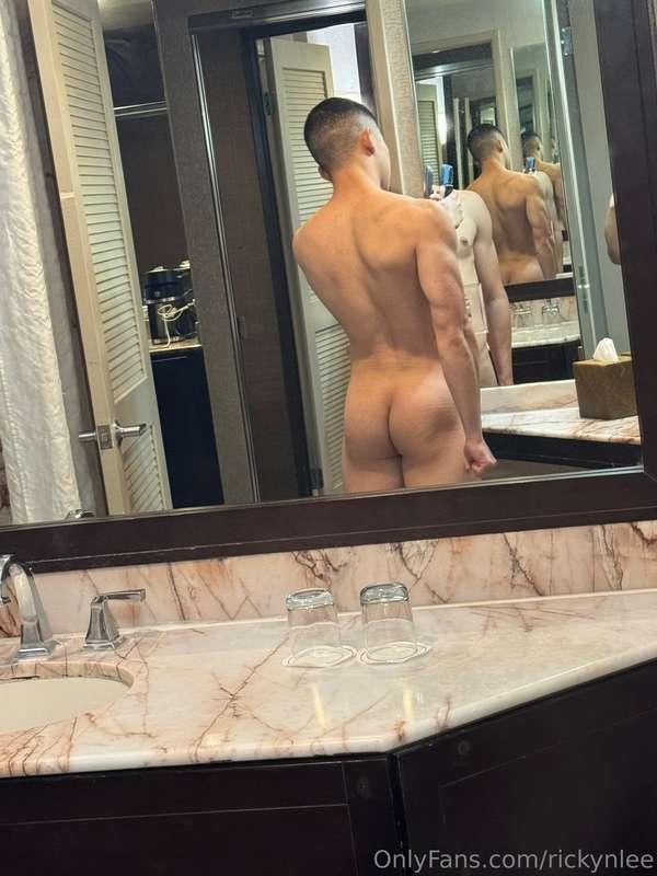 Just realized how fat my ass is 🍑😂