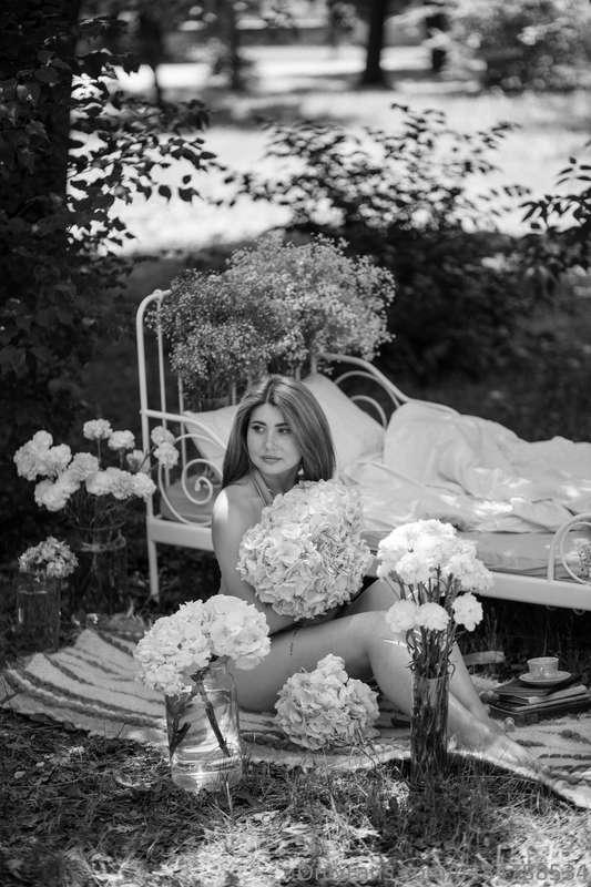 I love flowers, a photo shoot in flowers is the best thing t..