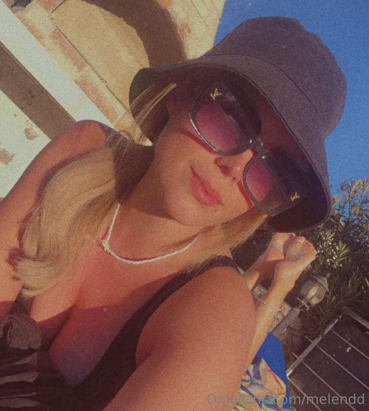 I’m back in England!!! Have you all missed me?! And guess wh..