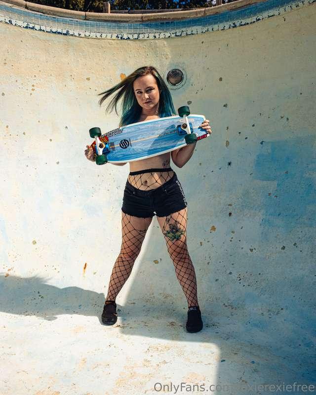 Empty pool means it’s time for a skate shoot. I’m so happy w..