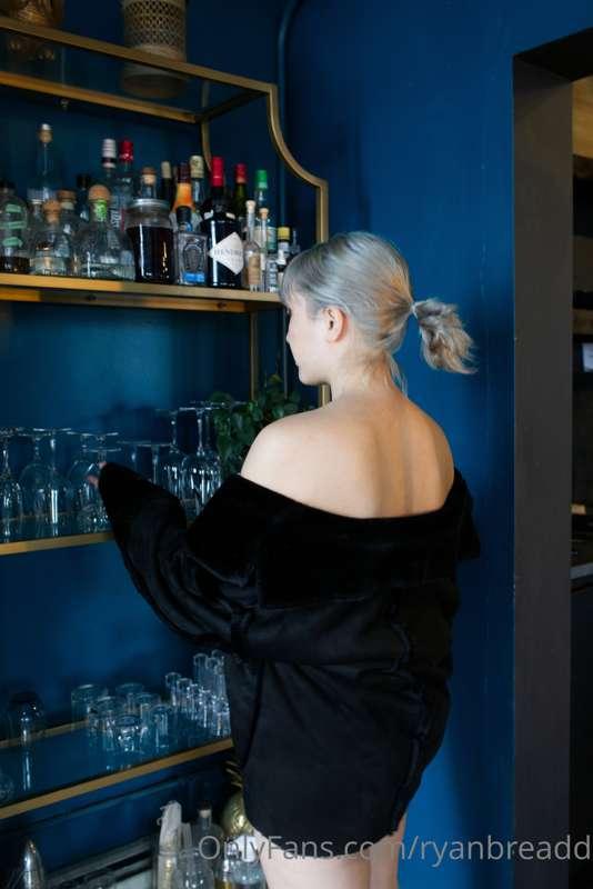 drinks in the blueroom
full set of 23 pictures in ppv dms
sh..