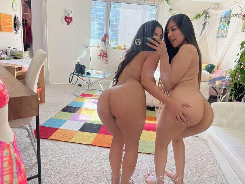 Smile and Squeeze w/ @sofiegonewild 💕   Keep us in your drea..