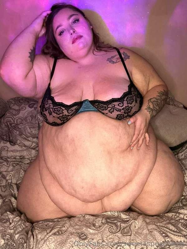 Come and massage my big belly and fupa pleaaase 🥹🥹