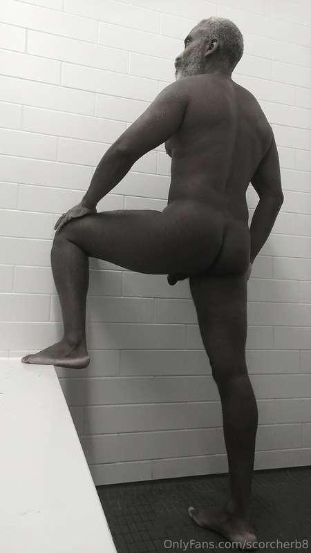 Monochrome Monday!  #beard #musculardaddy #gay #feet #gaycru..