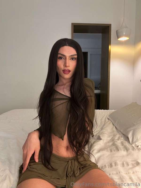 Lift my skirt up baby.. I got a surprise for you 🍆💦