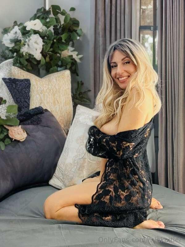 💋 Mondays are boring? Not when I’m around... Let me give you..