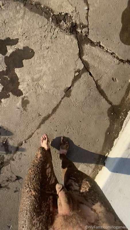 Freezing my Balls off with mud on me. Here are my Footsies 👣