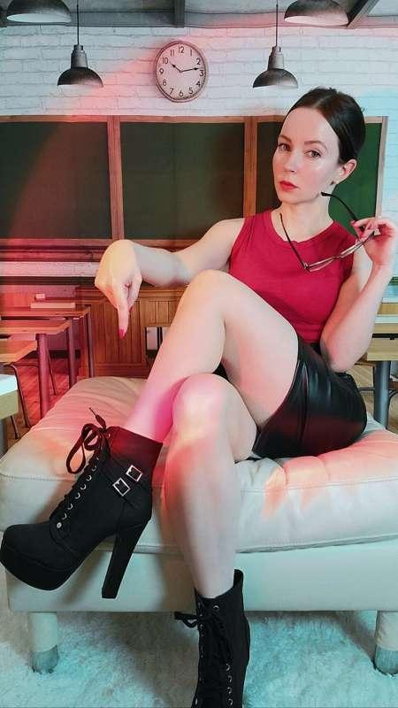 "Dirty Feet in Detention" photo set.
I can't stand when my f..