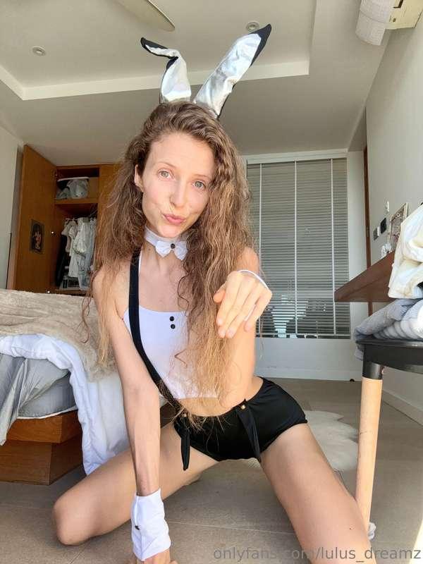 Swipe to see me stretching out my tongue 🤤