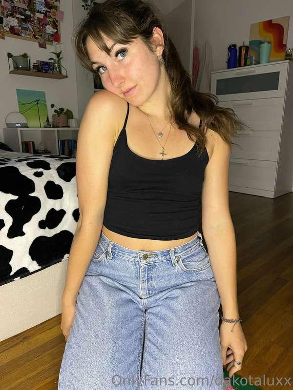 cute lil downblousing hehe