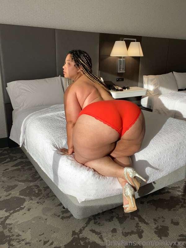 Thicker than your favorite plot twist 😏🍑