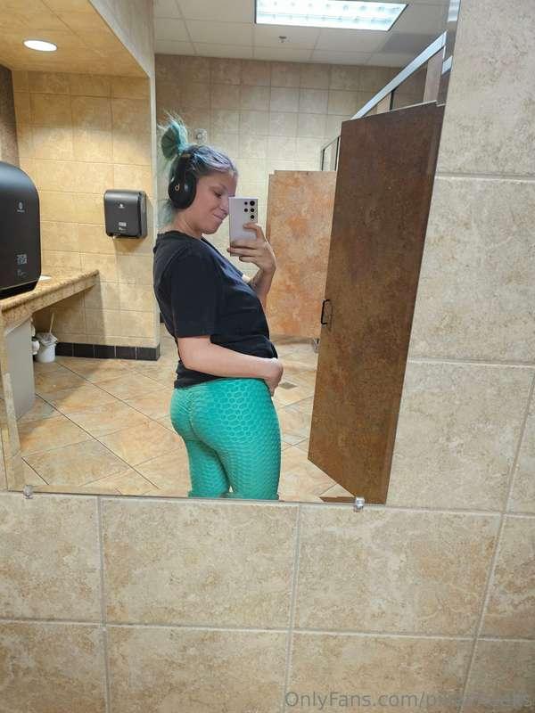 Cum and keep me entertained at the gym! 🥵😉