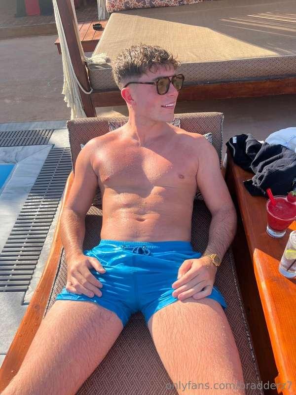 Holiday vibes (swipe)
