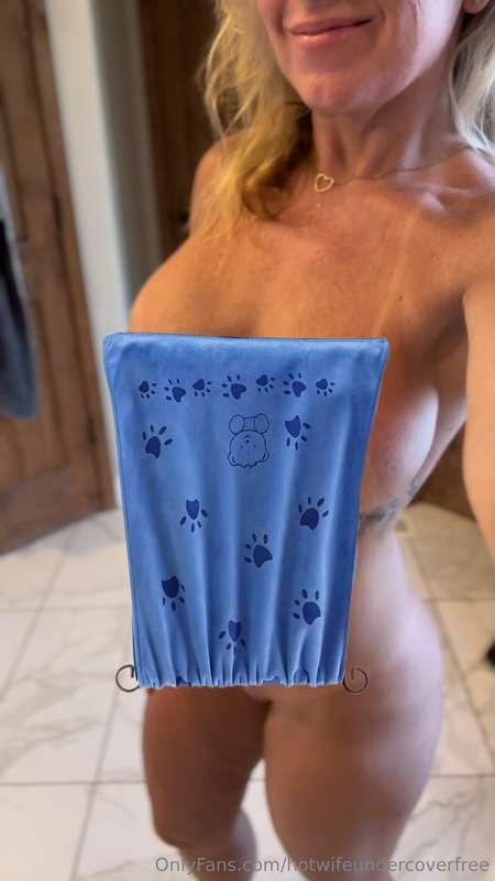 Let’s remove the towel and see those tan lines !