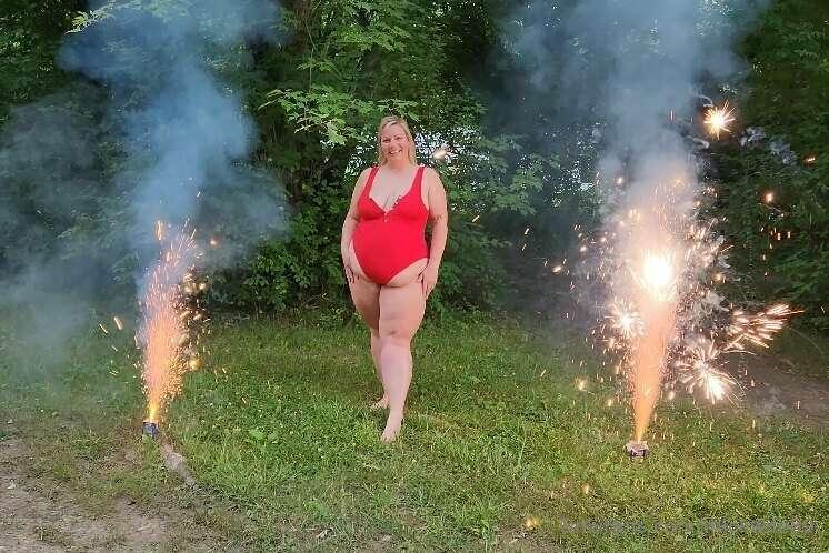 🇺🇸  Happy 4th of July babes!  Fireworks weren't the only smo..