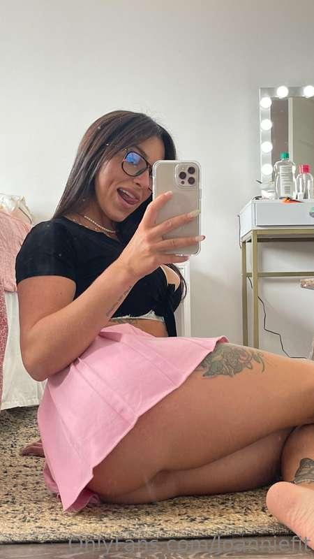 Lift my skirt daddy 👉🤭