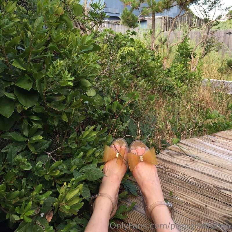 Where are my feet lovers at?!?!