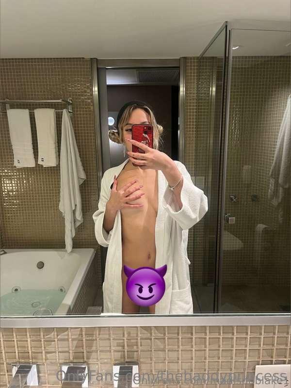 Mirror, mirror… wanna watch me play? 😈