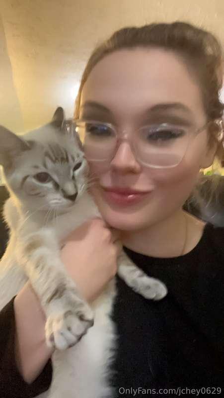 I have such a cute kitty 😸🥰 Subscribe to my VIP page @chey06..