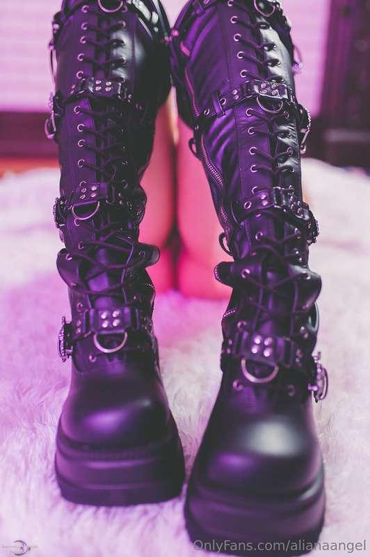 Looking like a Thursday stream! Should I wear these? 😈

PH: ..