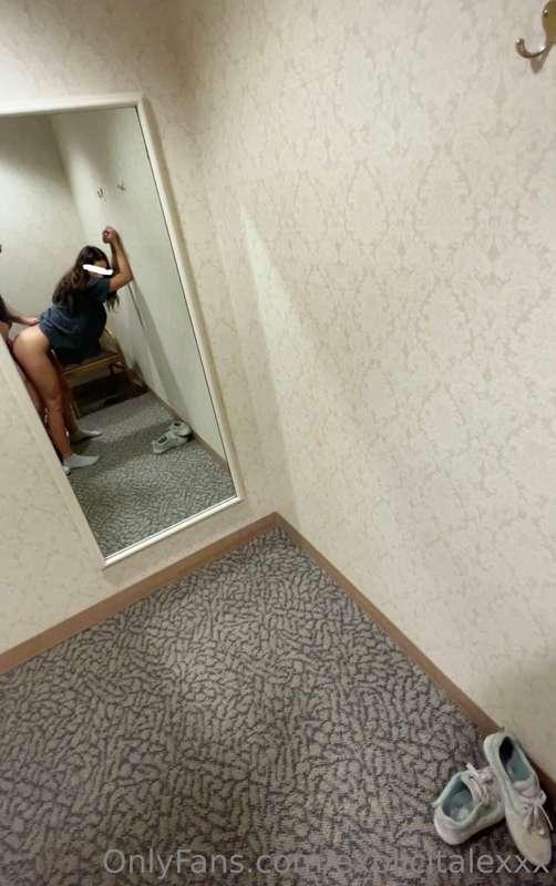 Public Quickie 😝

This Dressing Room Was Kinda Old And Gross..