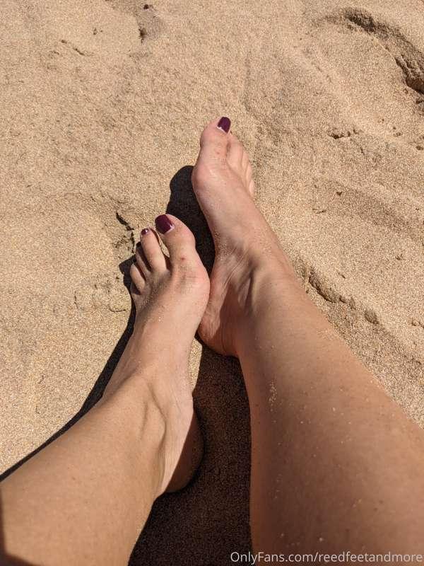 Sandy toes sunning themselves on the beach. Mmmmm feels so g..