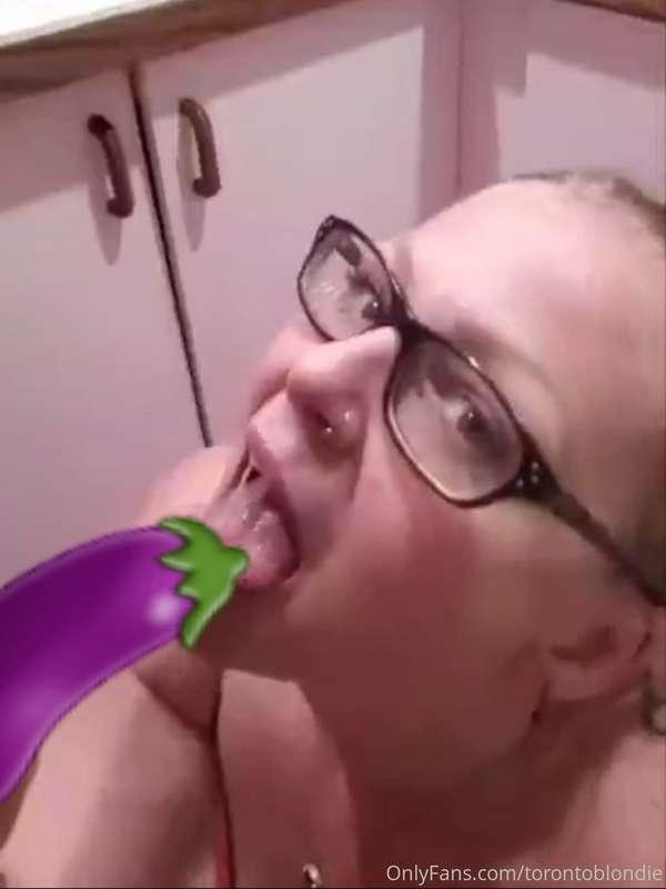 A sloppy kitchen BJ. 🤤 I gag, spit and drool all over his co..