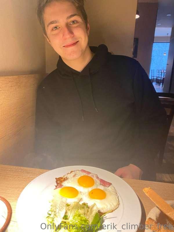 Getting some food before shooting 😝