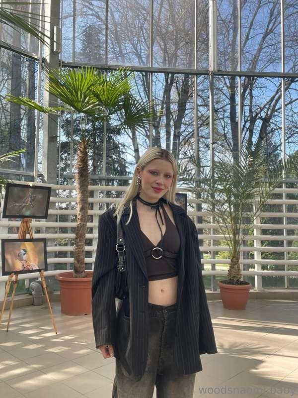I went to an outdoor art exhibition today. Do you like art t..