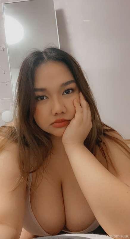 selfies coz I'm obsessed with myself (and my boobs)