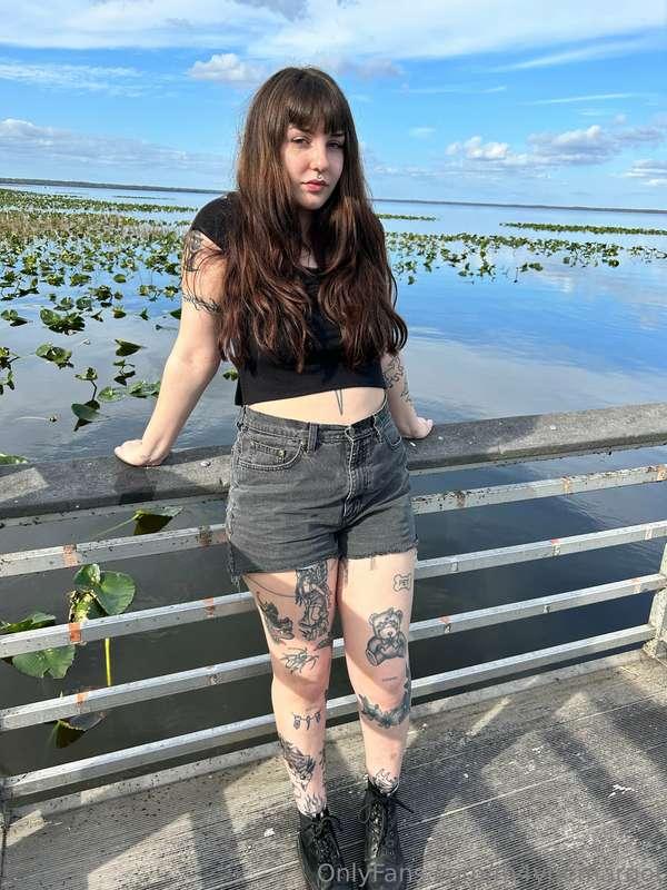 Ever wondered how I look when I’m not naked lol? Just a remi..