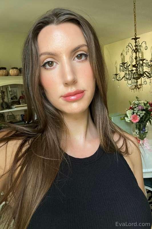 Who's down for a fancy dinner then mommy's 🍆 for dessert? 😌